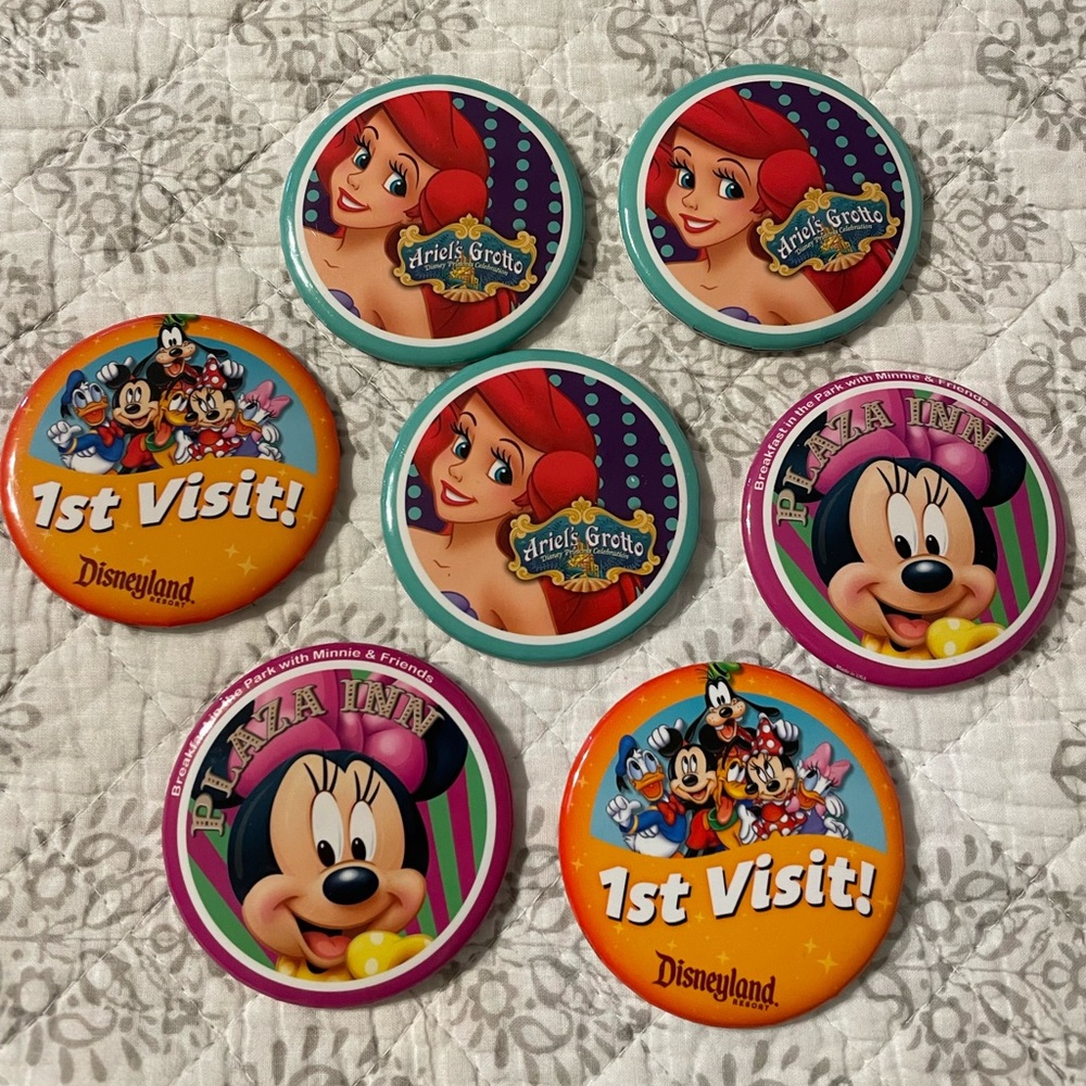 7 Disneyland Buttons Pins